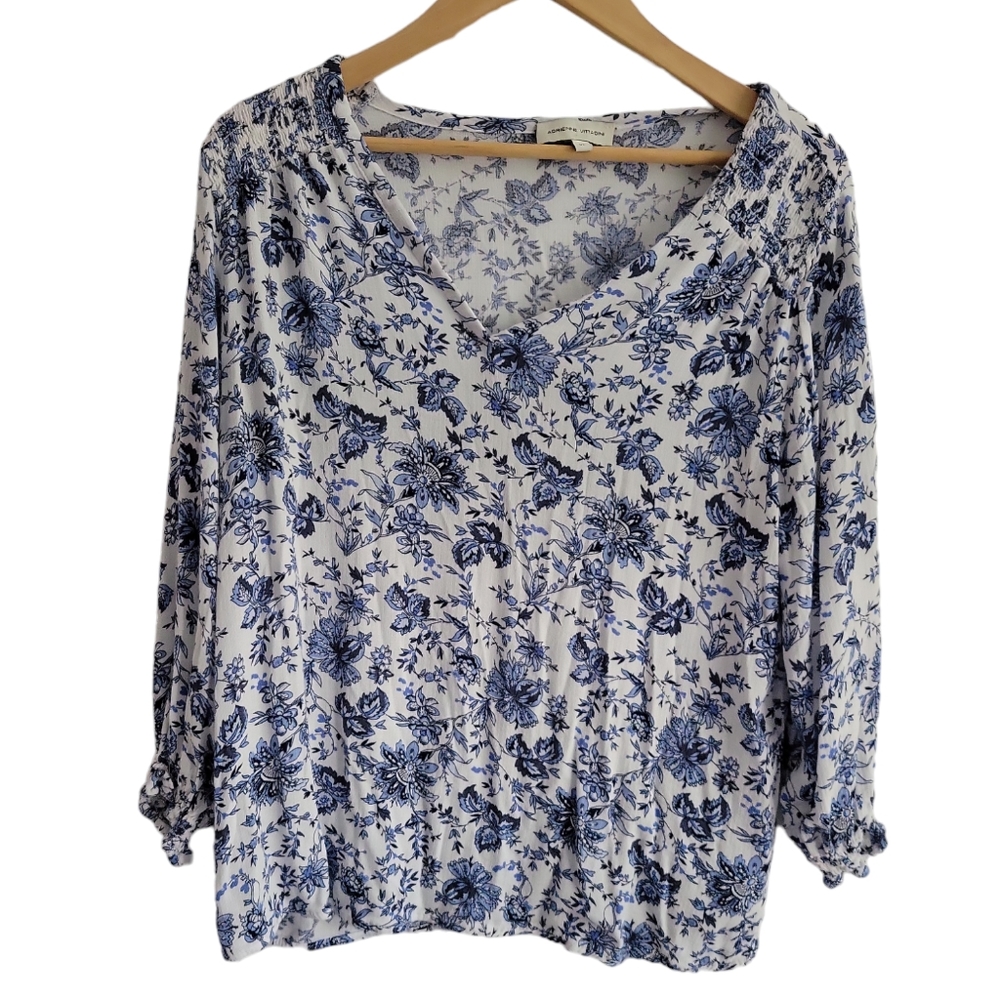 🎉 5 for $25 - Romantic floral blouse
